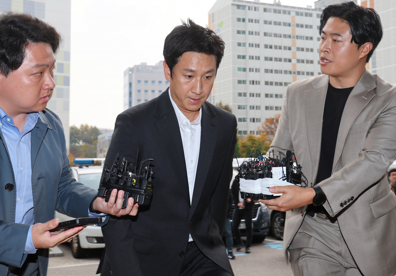 Actor Lee Sun-kyun, center, arrives at Nonhyeon police station in Incheon, west of Seoul, on Saturday to undergo questioning over his suspected drug use. (Yonhap)