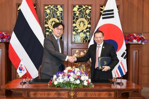 First Vice Foreign Minister Chang Ho-jin, left, and Thailand's Permanent Secretary for Foreign Affairs Sarun Charoensuwan shake hands during the fourth round of bilateral policy consultations in Bangkok on Friday in this photo provided by Seoul's foreign ministry. (Foreign Ministry)