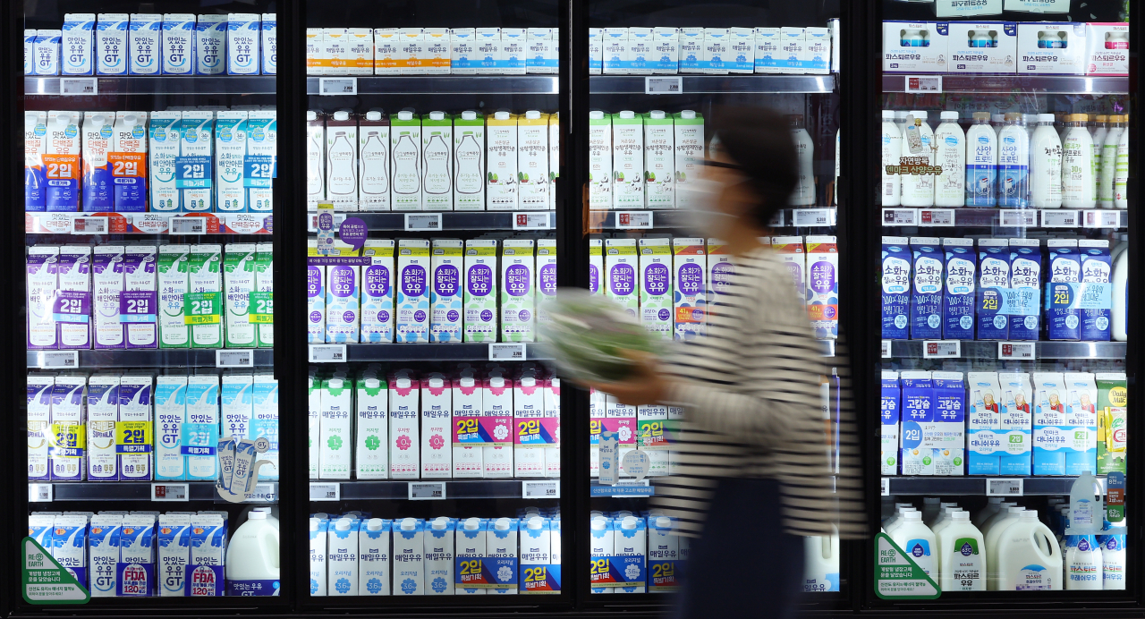This file photo taken on Oct. 29 shows a refrigerator with milk at a Seoul supermarket. (Yonhap)