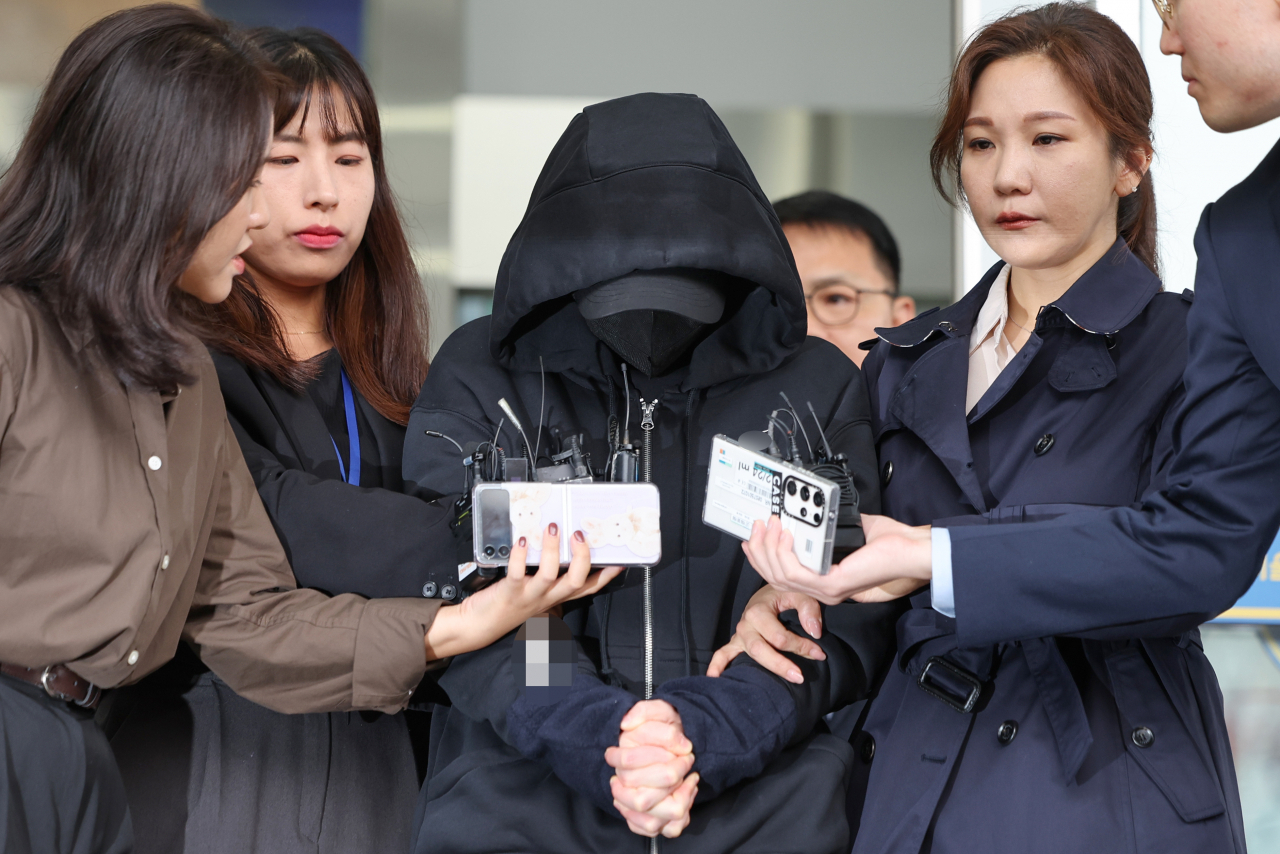 Jeon Cheong-jo, the former fiance of Olympic fencing medalist Nam Hyun-hee, is taken out of Songpa Police Station in Seoul to attend a court hearing to review the legality of Jeon's detention over allegations of fraud and attempted fraud, Friday. (Yonhap)