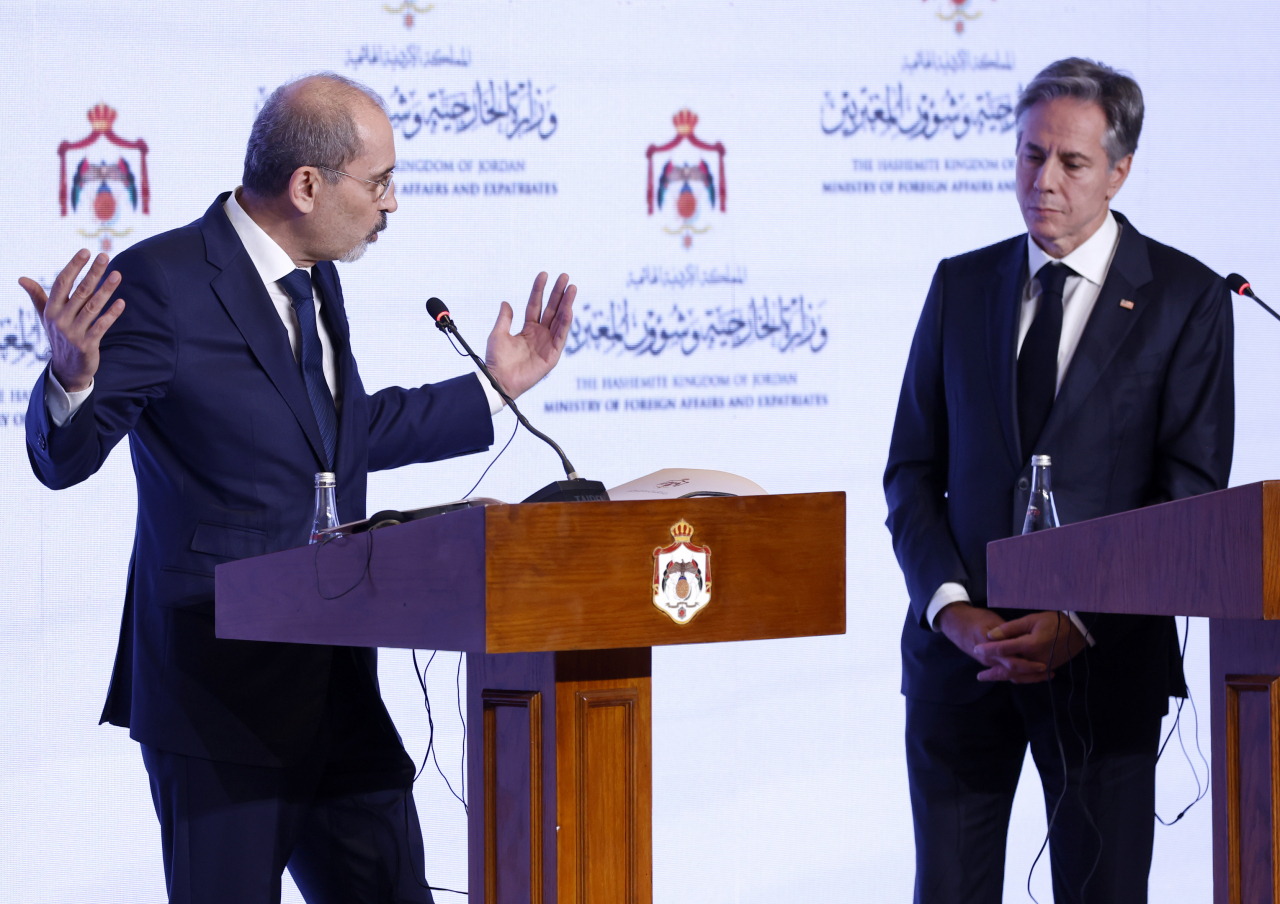 US Secretary of State Antony Blinken, right, and Jordanian Deputy Prime Minister and Foreign Minister Ayman Safadi hold a press conference in Amman, Jordan, Saturday. (AP-Yonhap)