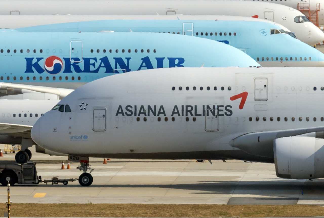 Korean Air and Asiana Airlines' aircrafts at Incheon International Airport (Yonhap)