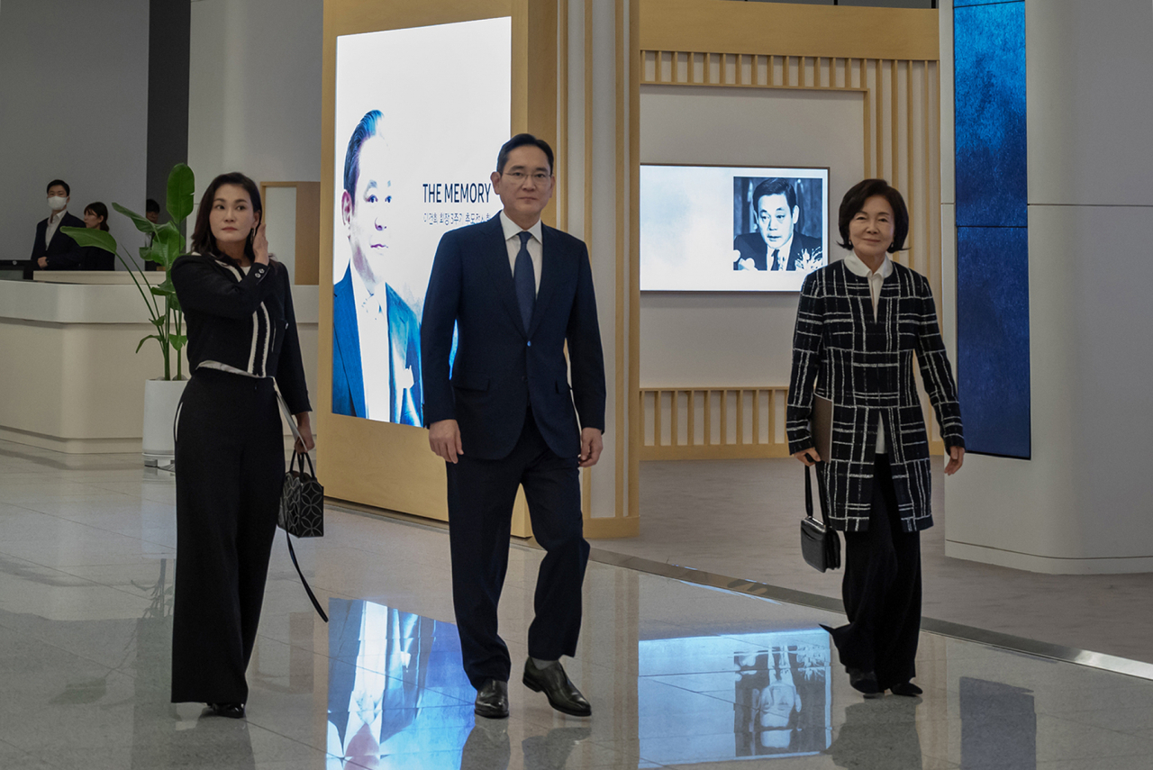 Samsung Electronics Chairman Lee Jae-yong (center) walks with his mother Hong Ra-hee on his left and one of her younger sisters, Lee Seo-hyun on his right at a Samsung concert hall in Yongin, Gyeonggi Province on Oct. 19. (Yonhap)