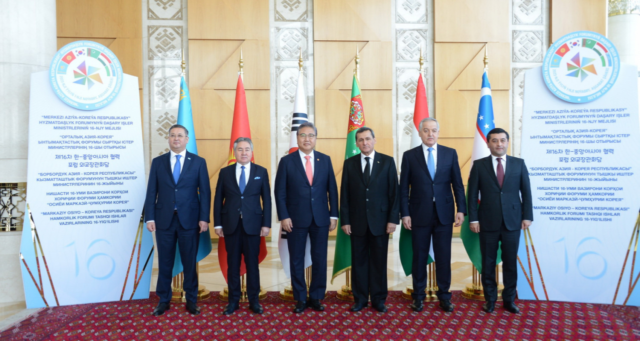 From left: Kazakhstan Deputy Prime Minister and Minister of Foreign Affairs Murat Nurtleu, Kyrgyzstan Foreign Minister Zheenbek Kulubaev, South Korean Foreign Minister Park Jin, Tajikistan Foreign Minister Sirojiddin Muhriddin and Uzbekistan Foreign Minister Baxtiyor Saidov pose for a group photo at the 16th Korea-Central Asia Cooperation Forum in Ashgabat, Turkmenistan. (Embassy of Turkmenistan in Seoul)