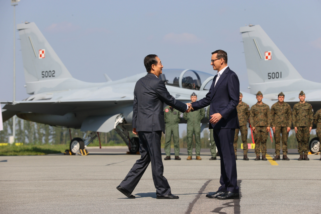 South Korean Prime Minister Han Duck-soo (left) shakes hands with Polish Prime Minister Mateusz Morawiecki at Minsk Mazowiecki military air base in Poland, Sept. 14. (Office for Government Policy Coordination)