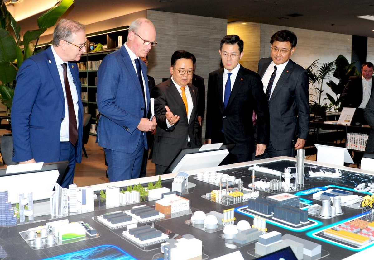 Simon Coveney, Ireland’s minister for enterprise, trade and employment (second from left) and Park Kyung-il (center), president of SK Ecoplant, take a look at a miniaturized mockup of the energy facilities for a new data center in Castlestown, Ireland, at a partnership ceremony held at the Korean firm's headquarters in Seoul, Thursday. (SK Ecoplant)