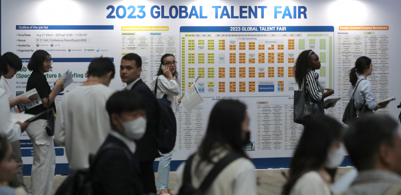 A job fair for foreigners in Seoul, August (Newsis)