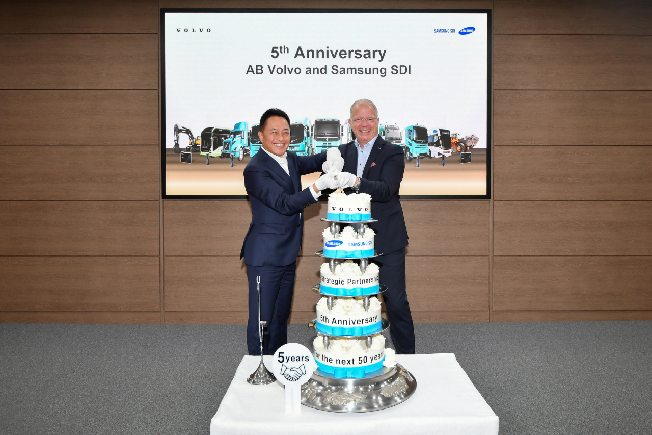 Samsung SDI CEO Choi Yoon-ho (left) and Martin Lundstedt, CEO and president of Volvo Group, attend a cake-cutting ceremony to celebrate the fifth anniversary of their companies' partnership at the Korean firm's plant in Cheonan, South Chungcheong Province, last month. (Samsung SDI)