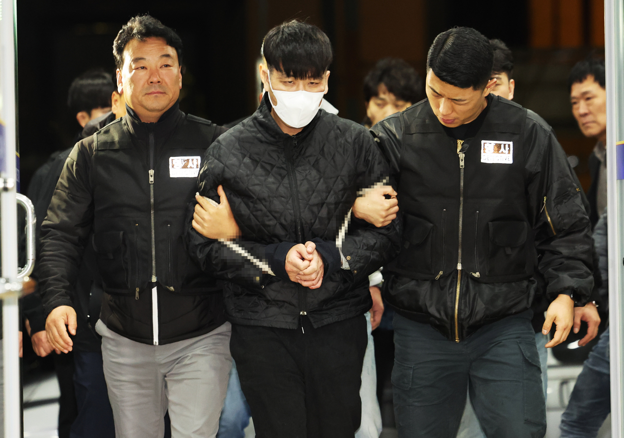 Kim Gil-soo, 36, is transported to Anyang Dongan Police Station in Gyeonggi Province after being apprehended late Monday. (Yonhap)
