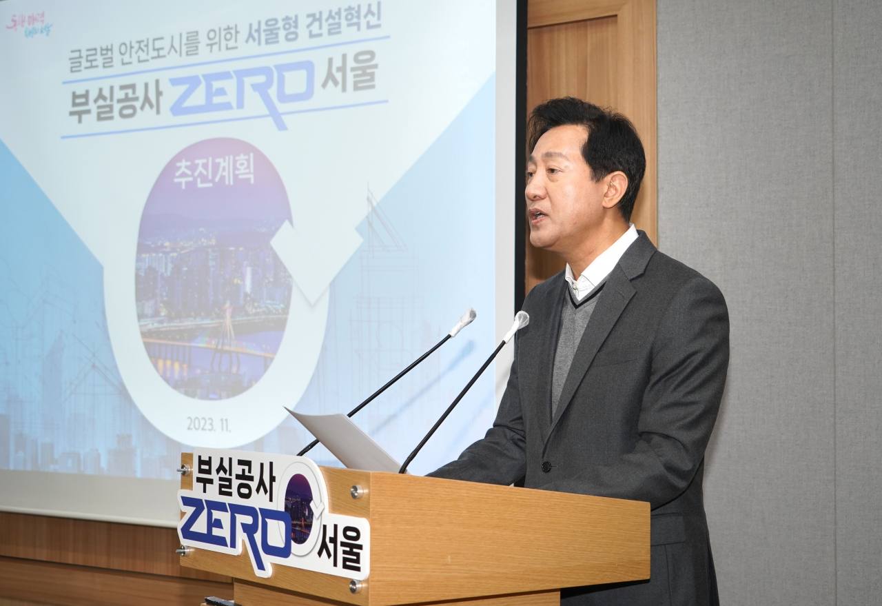Seoul Mayor Oh Se-hoon presents a proposal on improving construction safety during a press briefing at Seoul City Hall on Tuesday. (Yonhap)