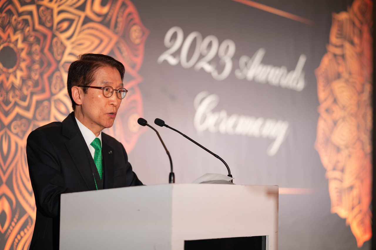 Kyobo Life Insurance Chairman and CEO Shin Chang-jae delivers an acceptance speech upon receiving the 2023 Insurance Hall of Fame Laureate award from the International Insurance Society, during a gala held at a hotel in Singapore, Monday. (Kyobo Life Insurance)