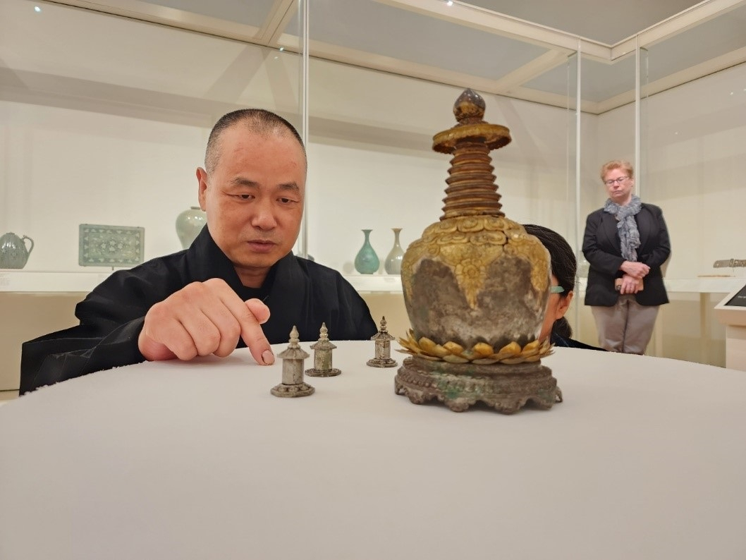 Hyemun views the 13th century silver-gilt Lamaistic pagoda-shaped sarira reliquary at the the Museum of Fine Arts, Boston, Tuesday. (Courtesy of Hyemun)