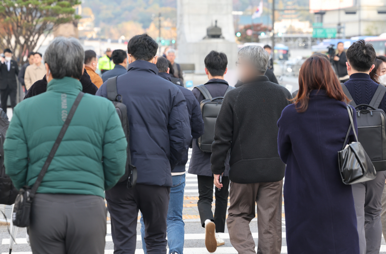 Pedestrians are dressed in winter jackets at Jongno-gu, central Seoul on Tuesday. (Yonhap)