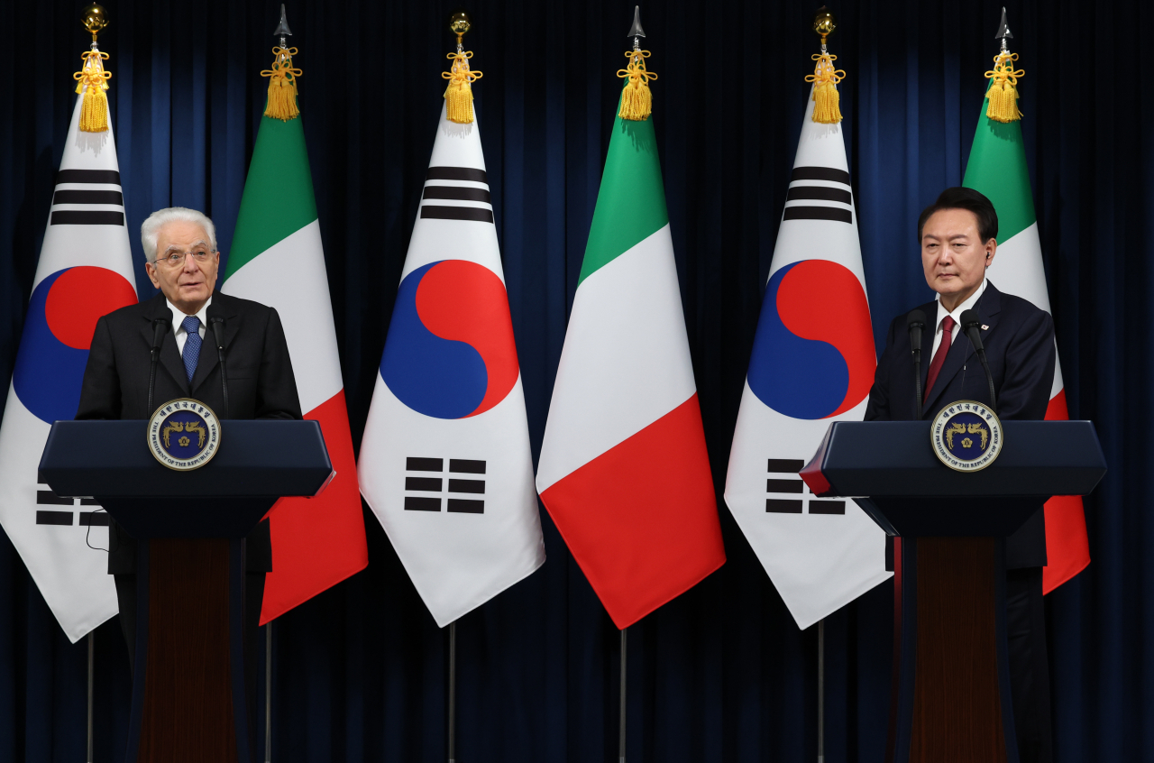 President Yoon Suk Yeol (right) and Italian President Sergio Mattarella speak during a press conference following talks at the presidential office in Seoul on Wednesday. (Yonhap)