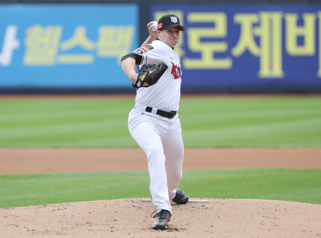 KT Wiz starter Wes Benjamin pitches against the NC Dinos during Game 5 of the second round in the Korea Baseball Organization postseason at KT Wiz Park in Suwon, Gyeonggi Province, Nov. 5. (Yonhap)