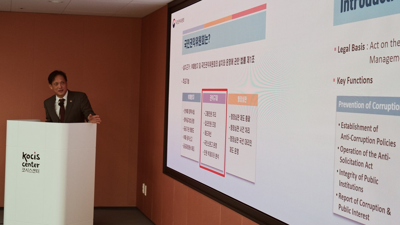 Kim Tae-gyu, vice chairperson of the Anti-Corruption and Civil Rights Commission, speaks on the roles of the anti-corruption watchdog during a foreign press briefing held at the Korea Press Center in central Seoul, Wednesday. (Anti-Corruption and Civil Rights Commission)