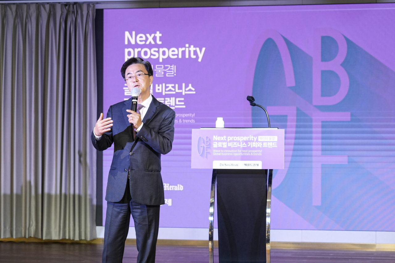 South Chungcheong Governor Kim Tae-heum delivers a lecture on the opportunities and significance of Chungcheong province at the Global Biz Forum at Mondrian Hotel in Yongsan-gu, Seoul on Wednesday. About 100 Korean CEOs participated in the forum. (The Korea Herald)