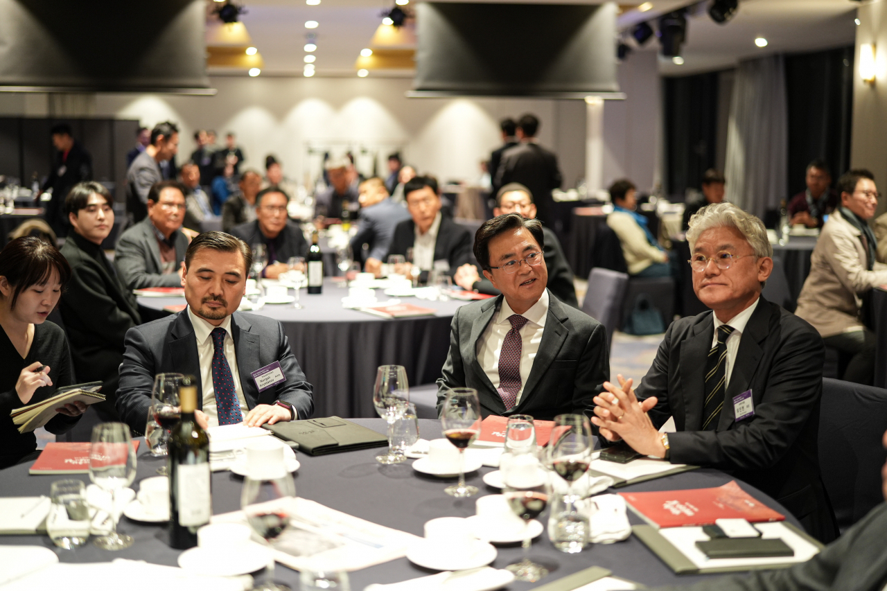 Kazakh Ambassador to Korea Nurgali Arystanov and South Chungcheong Governor Kim Tae-heum attend Global Biz Forum at Mondrian Hotel in Yongsan-gu, Seoul on Wednesday. About 100 Korean CEOs participated in the forum. (The Korea Herald)