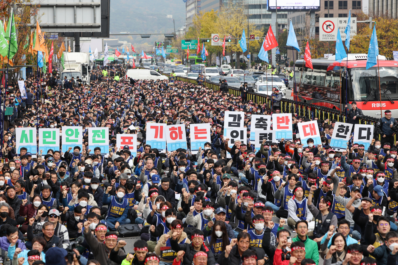 Unionized workers of Seoul Metro hold signs against austerity measures threatening rider safety during a rally held near Seoul City Hall, Thursday morning. (Yonhap)