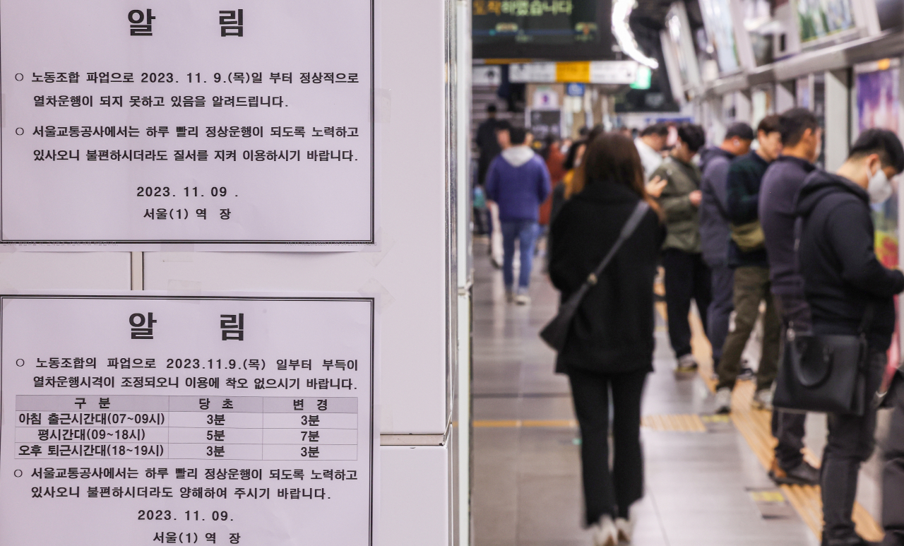 People wait for the subway at Seoul Station Line No. 1 on Thursday morning, as unionized subway workers began their two-day warning strike. (Yonhap)
