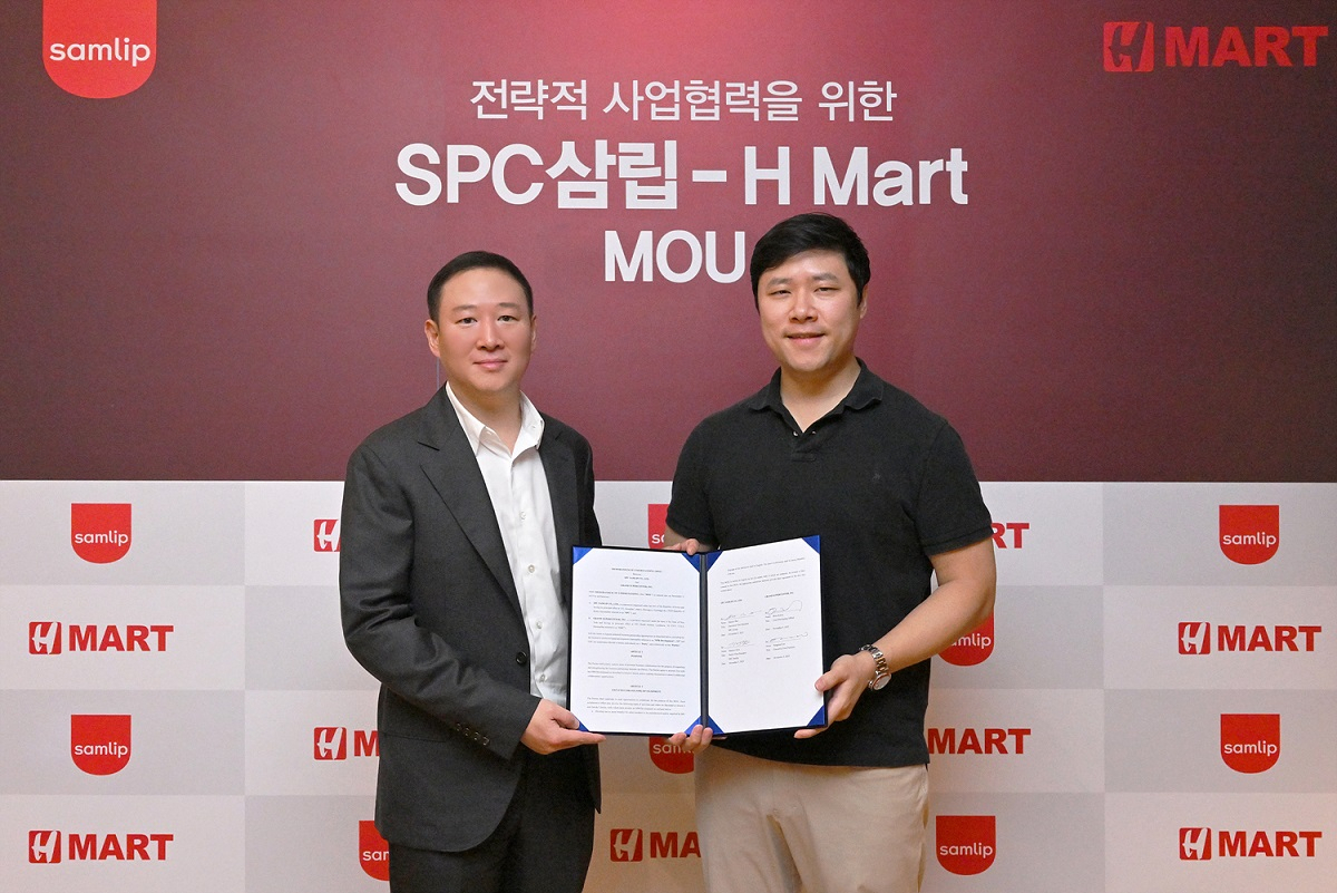 SPC Group Vice Chairman Hur Hee-soo (left) and Brian Kwon, president of H Mart, pose for a photo after a partnership signing ceremony in Seoul, Friday. (SPC)