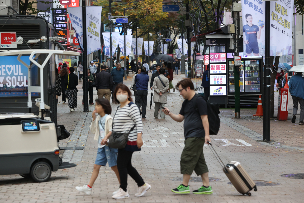 Tourists walk on streets of Myeong-dong, central Seoul, Monday. (Yonhap)