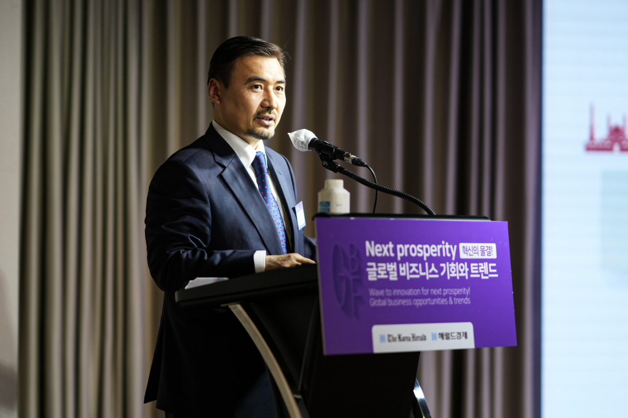 Kazakh ambassador to Korea Nurgali Arystanov speaks at the Global Biz Forum at Mondrian Hotel in Yongsan-gu, Seoul on Wednesday. About 100 Korean CEOs participated in the forum. (The Korea Herald)