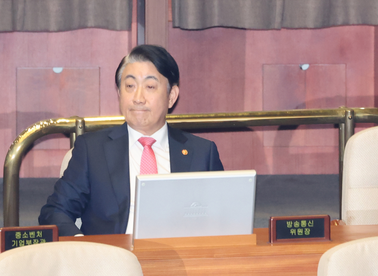 Lee Dong-kwan, the head of the broadcaster regulator Korea Communications Commission, attends the plenary session of the National Assembly on Thursday. (Yonhap)
