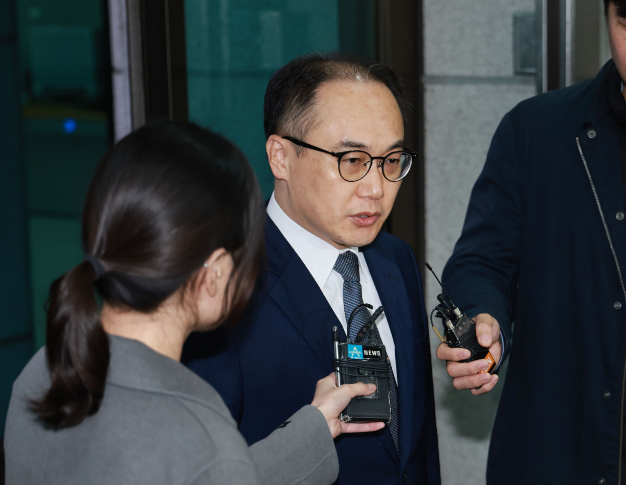 Prosecutor General Lee One-seok speaks to the reporters at the Supreme Prosecutors Office building in Seoul, Thursday. (Yonhap)