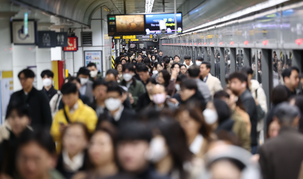 On Friday, the second day of the Seoul Metro Labor Union's strike, citizens are disembarking from trains at Gwanghwamun Station in Seoul. (Yonhap)