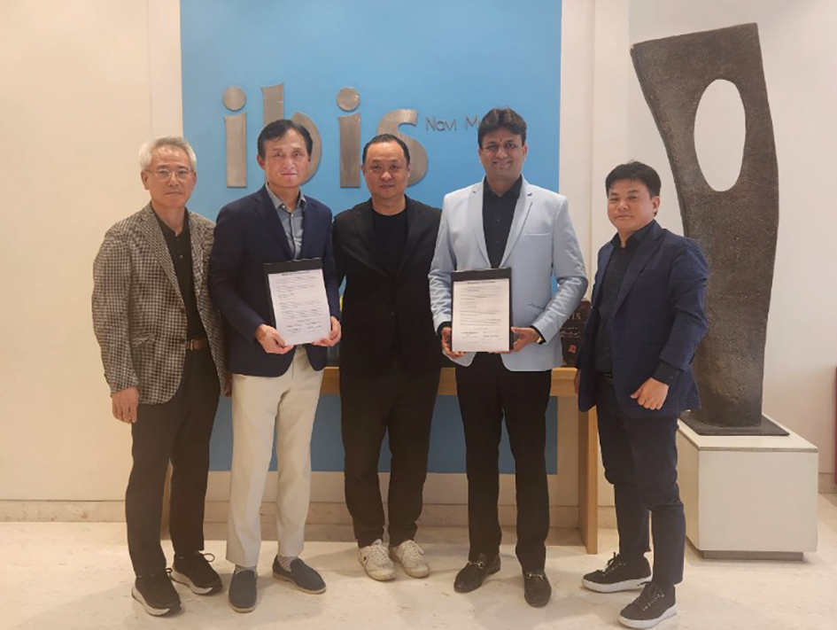 Hanlim Architecture Group Chairman Park Jin-sun (second from left) and Innovative Construction Company Chairman Shriram Mane (second from right) pose for a photo after signing an agreement on Tuesday. (Herald Business)