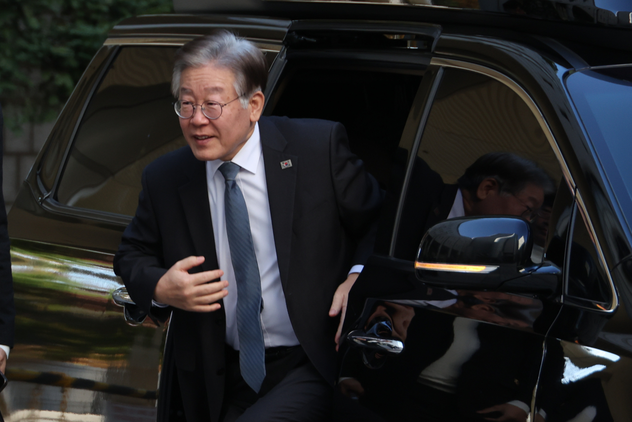 Democratic Party of Korea leader Rep. Lee Jae-myung arrives at Seoul central district court on Friday. (Yonhap)