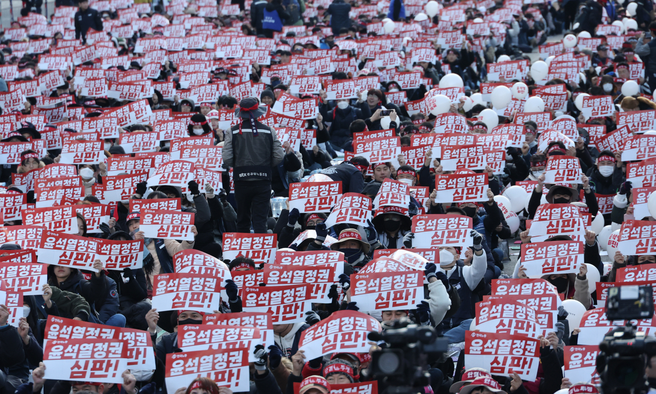 Members of the Federation of Korean Trade Unions shout slogans during a protest staged at Yeongdeungpo-gu, Seoul, Thursday. (Yonhap)