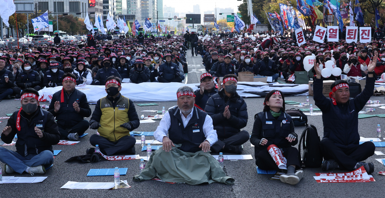 Members of the Federation of Korean Trade Unions protest at Yeongdeungpo-gu, Seoul, Thursday. (Yonhap)