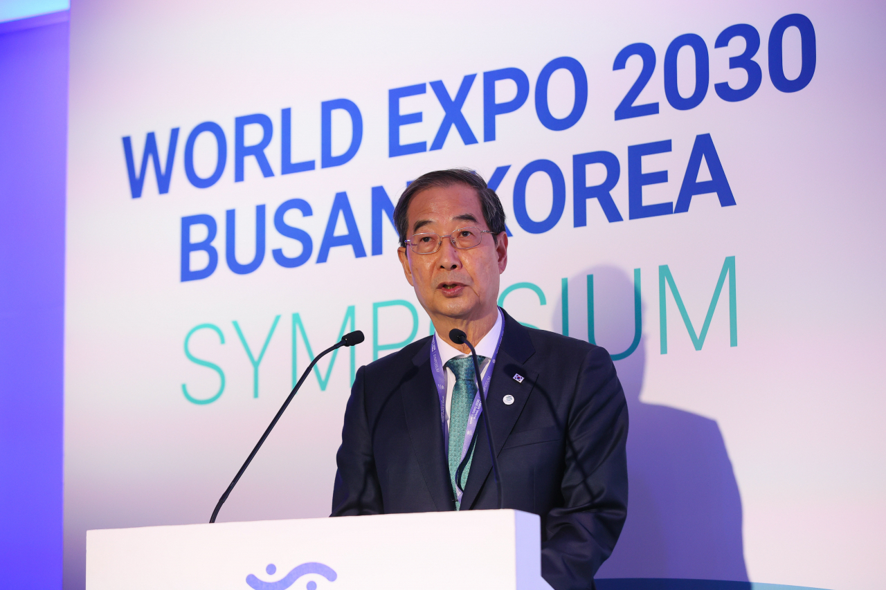 Prime Minister Han Duck-soo delivering a speech in Paris to win support for the country's southeastern city of Busan's bid to host the 2030 World Expo, on Oct.9. (Yonhap)