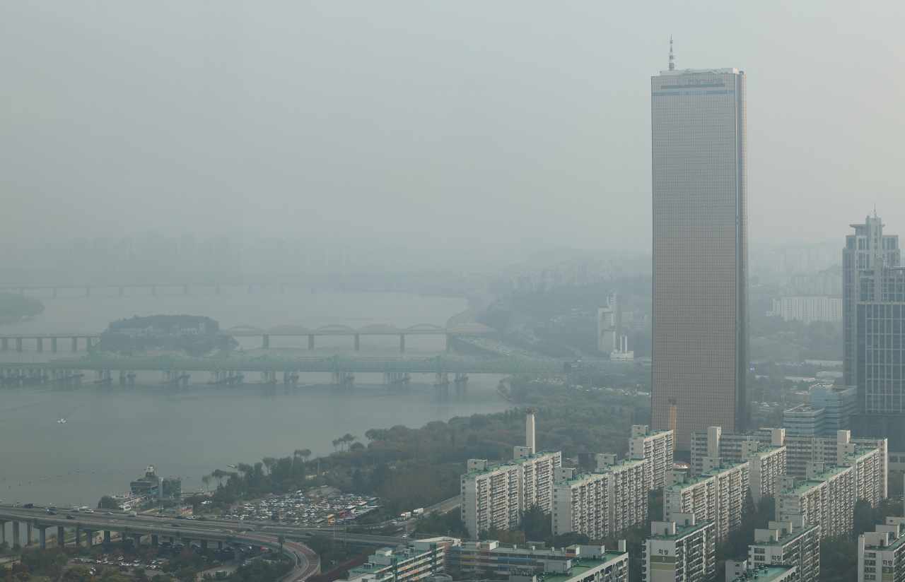 Fine dust blankets Seoul on Oct. 26. (Yonhap)