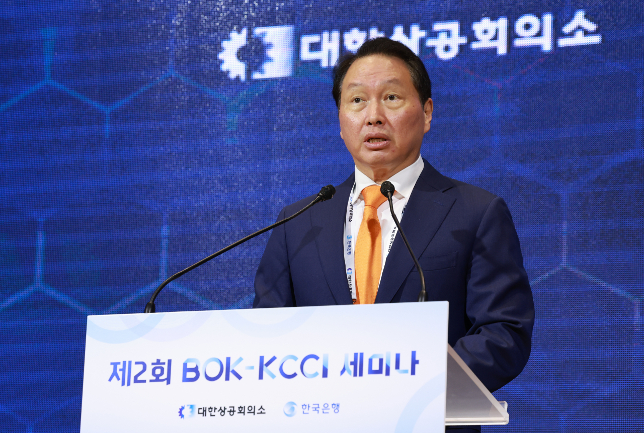 SK Group Chey Tae-won delivers his opening speech at the Second BOK-KCCI Seminar in Seoul, Nov. 1. (Yonhap)