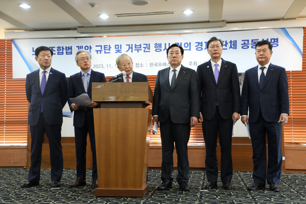 Representatives from Korea's six major business groups hold a press conference at the Korea Press Center in Seoul, Monday. From left: Korea Chamber of Commerce & Industry Vice Chairman Woo Tae-hee, the Federation of Middle Market Enterprises of Korea Chairman Choi Jin-sik, Korea Enterprises Federation Chairman Sohn Kyung-shik, Korea Federation of SMEs Chairman Kim Ki-moon, Federation of Korean Industries Vice Chairman Kim Chang-beom and Korea International Trade Association Director Kim Ko-hyun.(Yonhap)