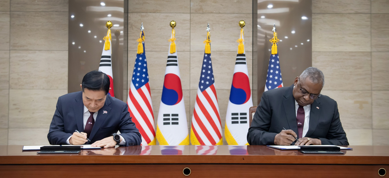 South Korean Defense Minister Shin Won-sik (left) and US Defense Secretary Lloyd Austin sign the revised Tailored Deterrence Strategy during the 55th Security Consultative Meeting at the Ministry of National Defense in Seoul on Monday. (Defense Ministry)