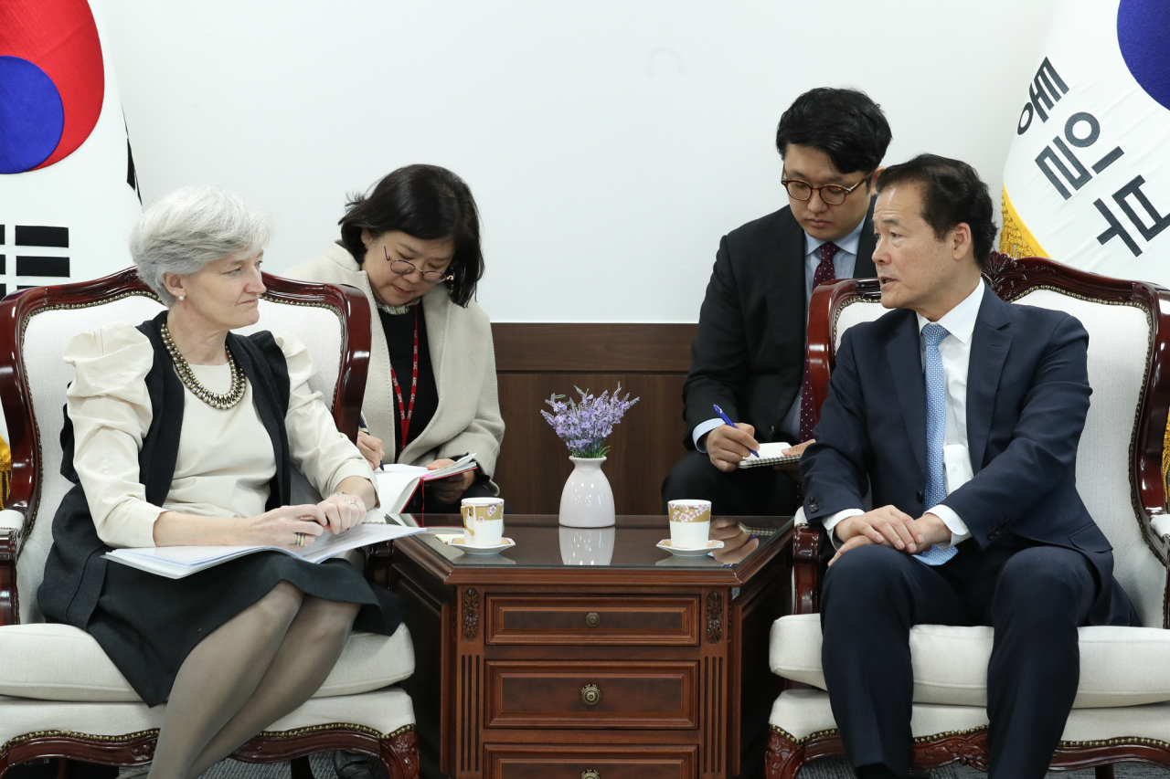 Unification Minister Kim Yung-ho (right) and Canadian Ambassador to South Korea, Tamara Mawhinney, hold a meeting at the government complex in Seoul on Monday. (Unification Ministry)