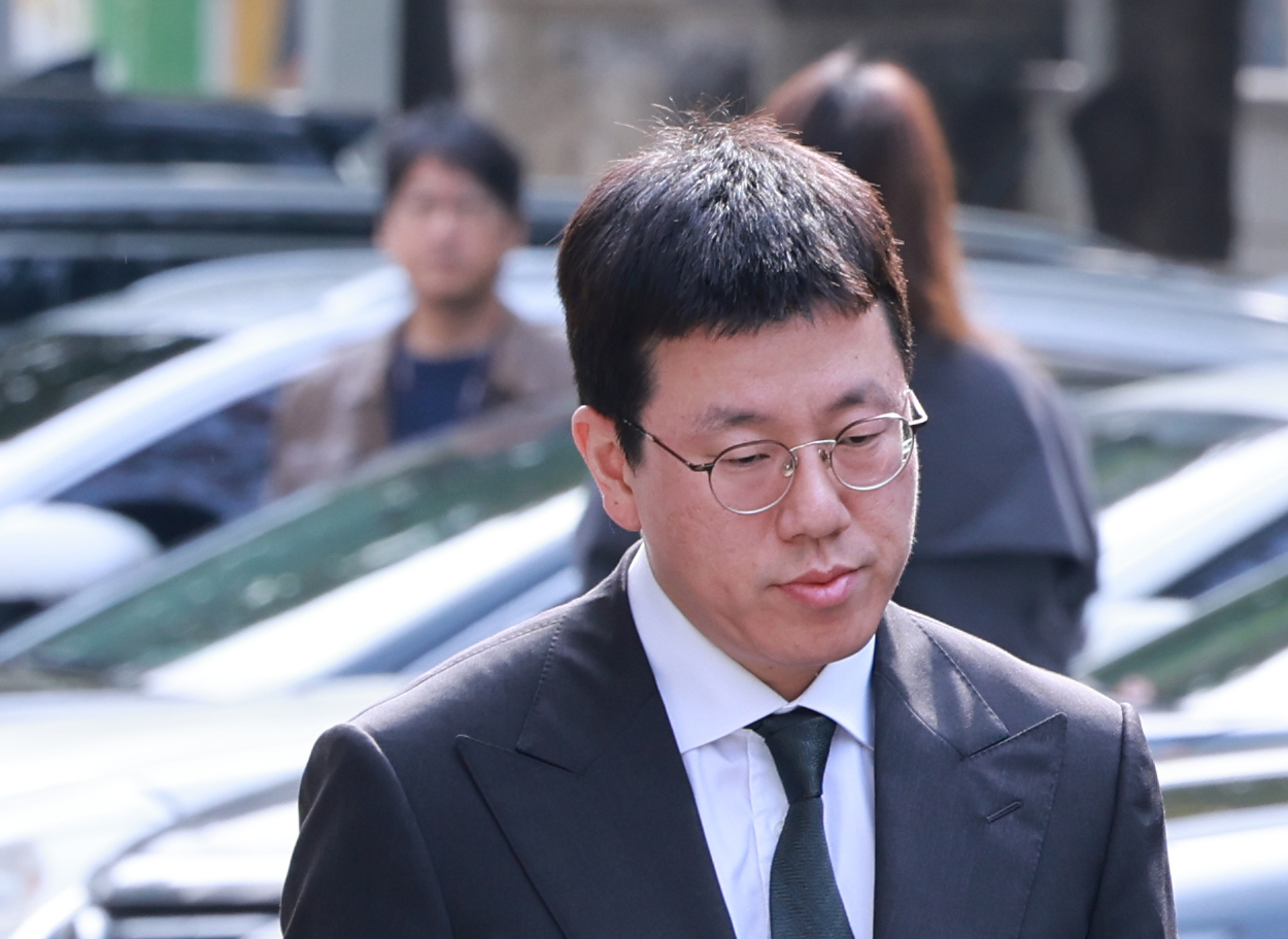 Bae Jae-hyun, chief investment officer of Kakao Corp., appears at the Seoul Southern District Court to attend a court hearing on his arrest warrant in this file photo taken Oct. 18. (Yonhap)