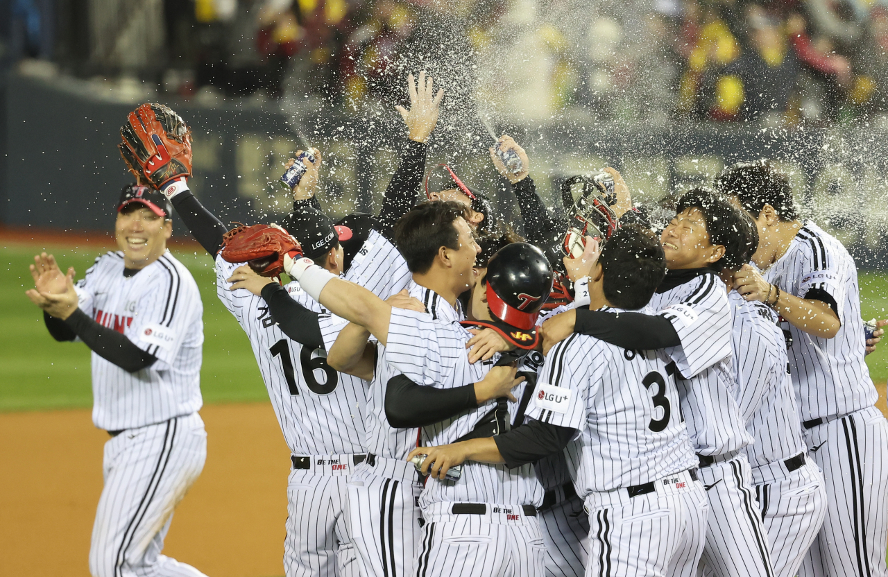 LG Twins players celebrate their victory over KT Wiz in the fifth game of the 2023 KBO Korean Series at Jamsil Baseball Stadium in Seoul on Monday, clinching the championship. (Yonhap)