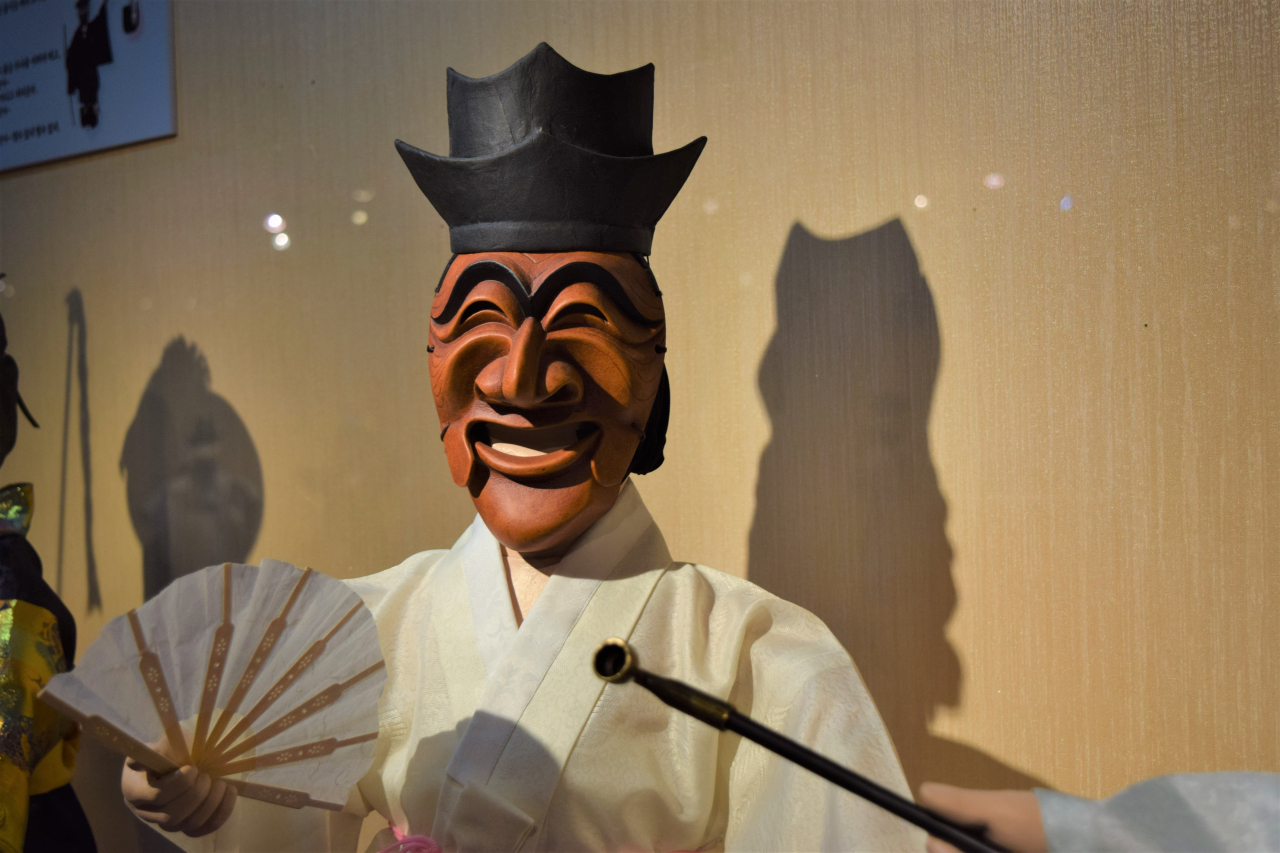 A figure of a yangban, or aristocrat, holds a folding fan. (Kim Hae-yeon/The Korea Herald)