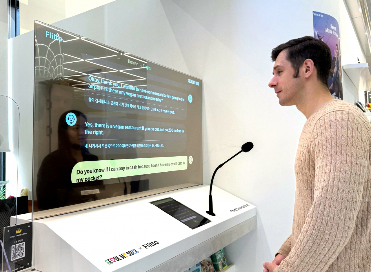 A tourist uses the real-time interactive translation service screen installed at Seoul Tourism Plaza in Jongno-gu, central Seoul. (Seoul Metropolitan Government)