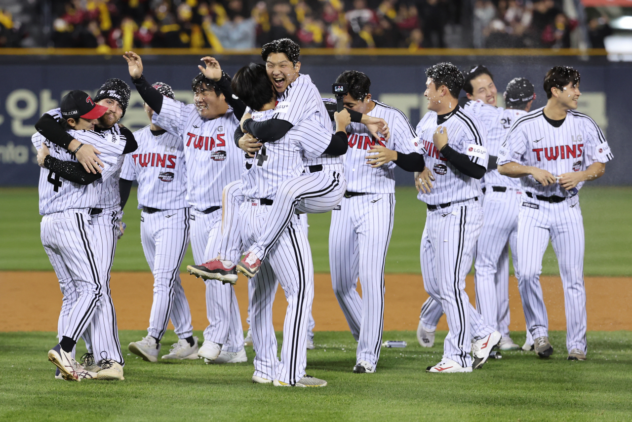 LG Twins players celebrate their Korean Series victory against the KT Wiz at Jamsil Baseball Stadium in Seoul on Monday. (Yonhap)