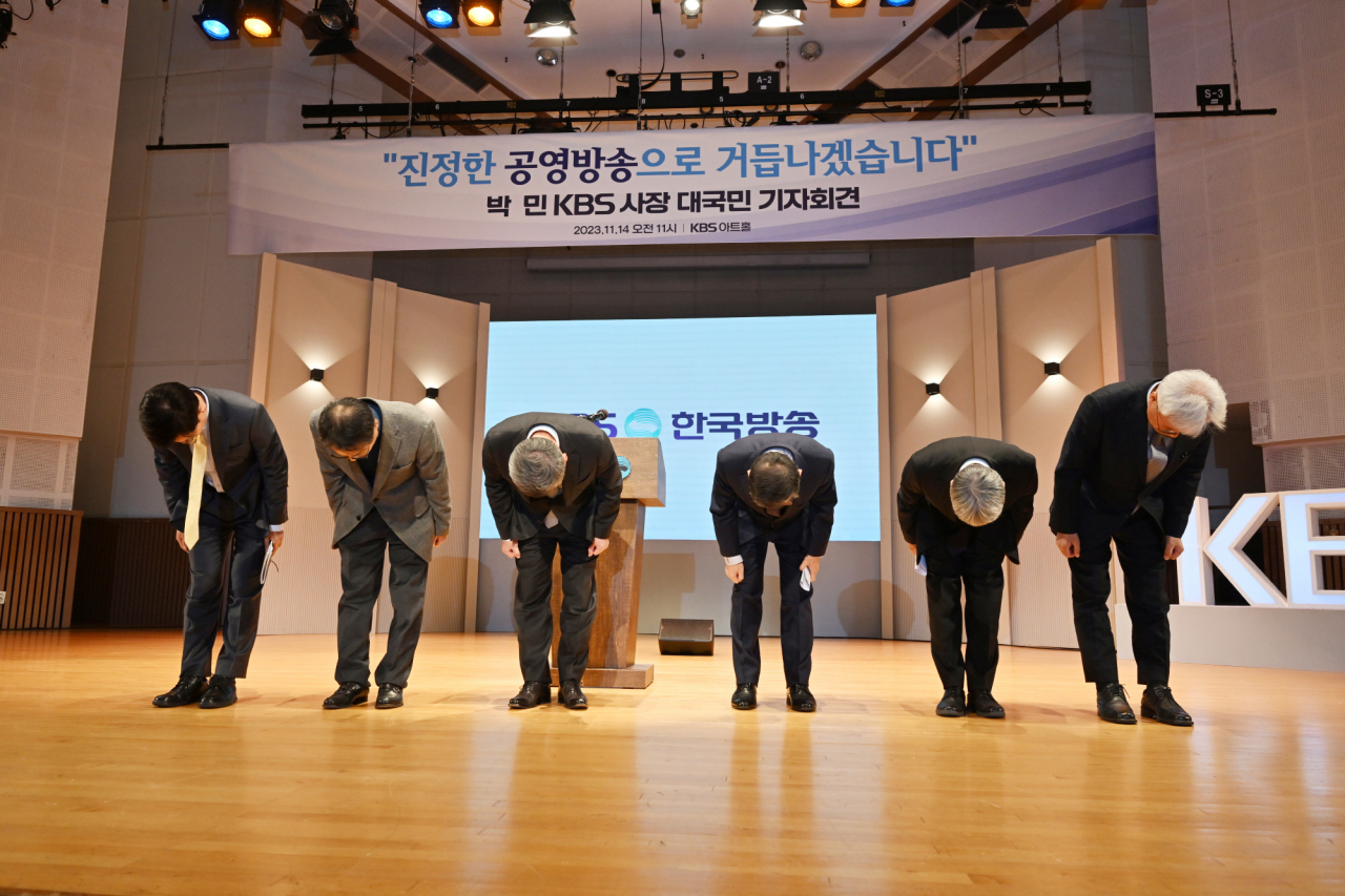 KBS' president Park Min and managing directors bow in apology during a press conference held Tuesday. (KBS)