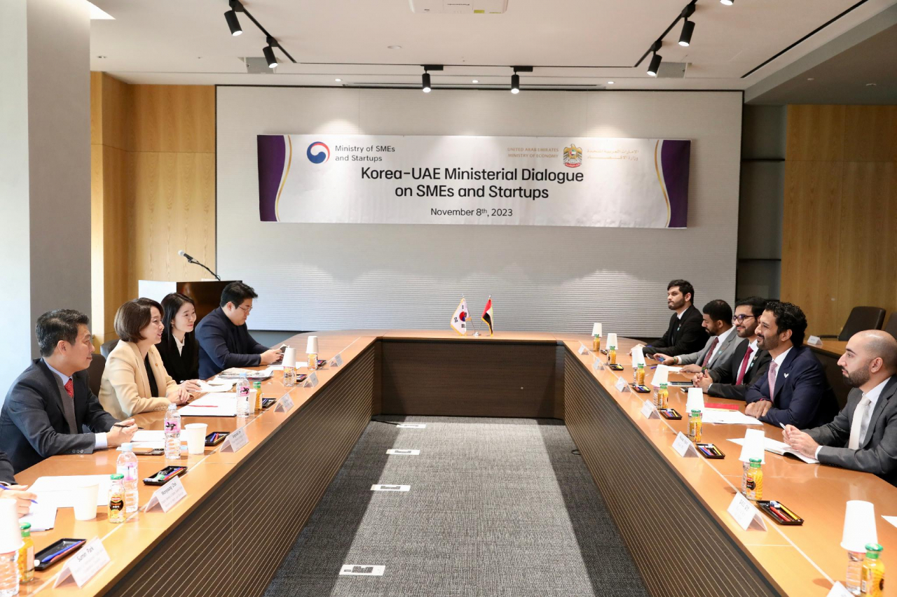 Abdulla Bin Touq Al Marri, Minister of Economy of the United Arab Emirates, and South Korea's Minister of SMEs and Startups Young Lee hold a bilateral meeting at the Korea International Trade Association building in Seoul on Wednesday. (Ministry of SMEs and Startups)