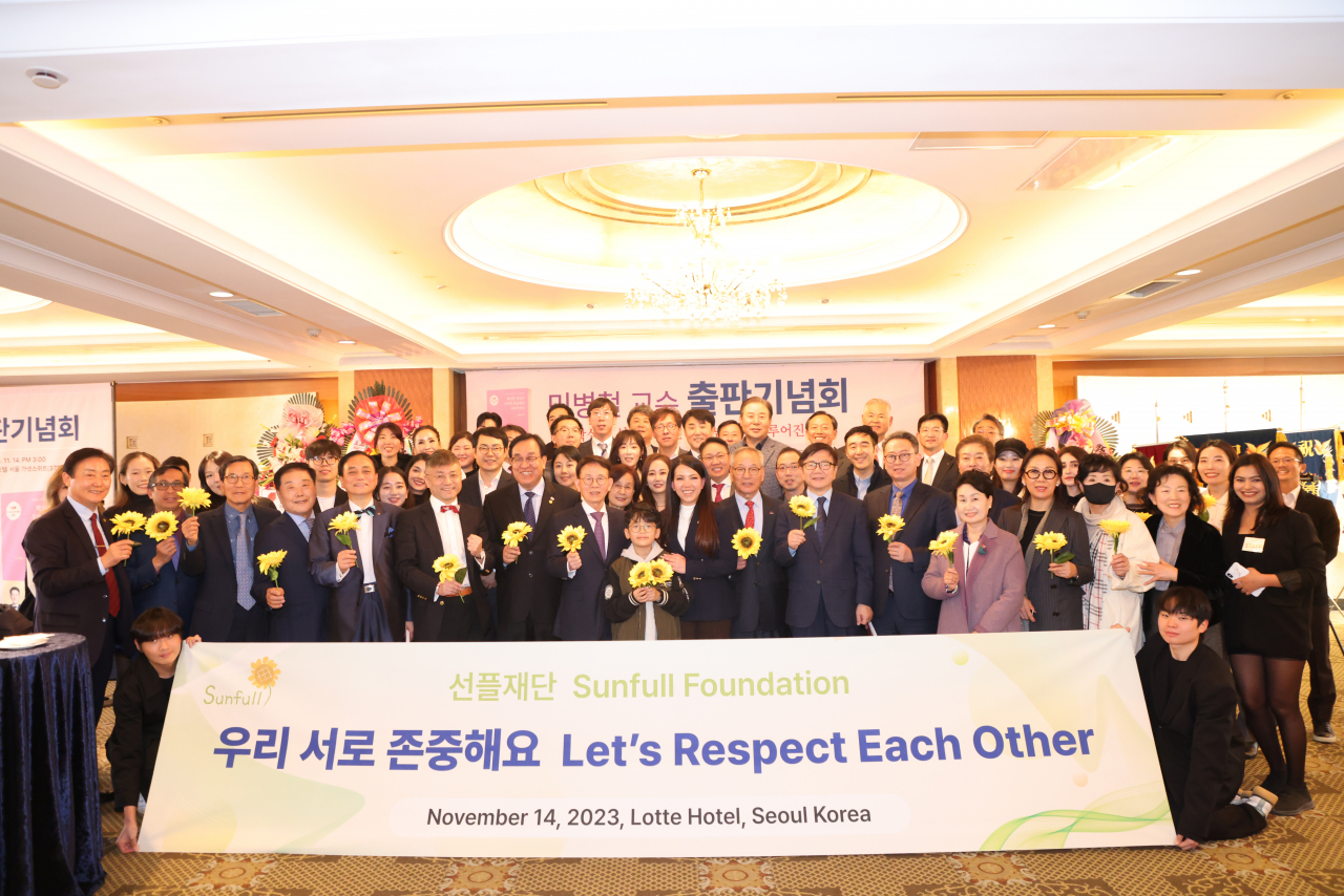 Professor Min Byoung-chul (in the center) and Chring Botum Rangsay, Cambodian Ambassador (on the right), pose with guests at his Book Launch Ceremony and advocating for a message of respect towards one another, in continuation of K-Respect Campaign. (Sunfull Foundation)