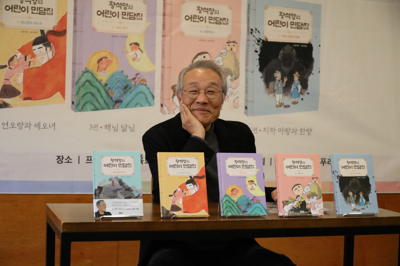 Hwang Sok-yong poses for a photo during a press conference held in Jung-gu, central Seoul, Tuesday. (HumanCube Publishing Group)