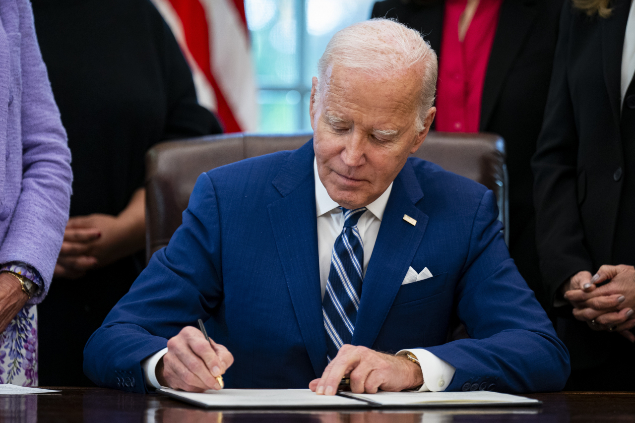 President Joe Biden delivers remarks on efforts to tackle climate change at the White House in Washington on Tuesday. (Yonhap)